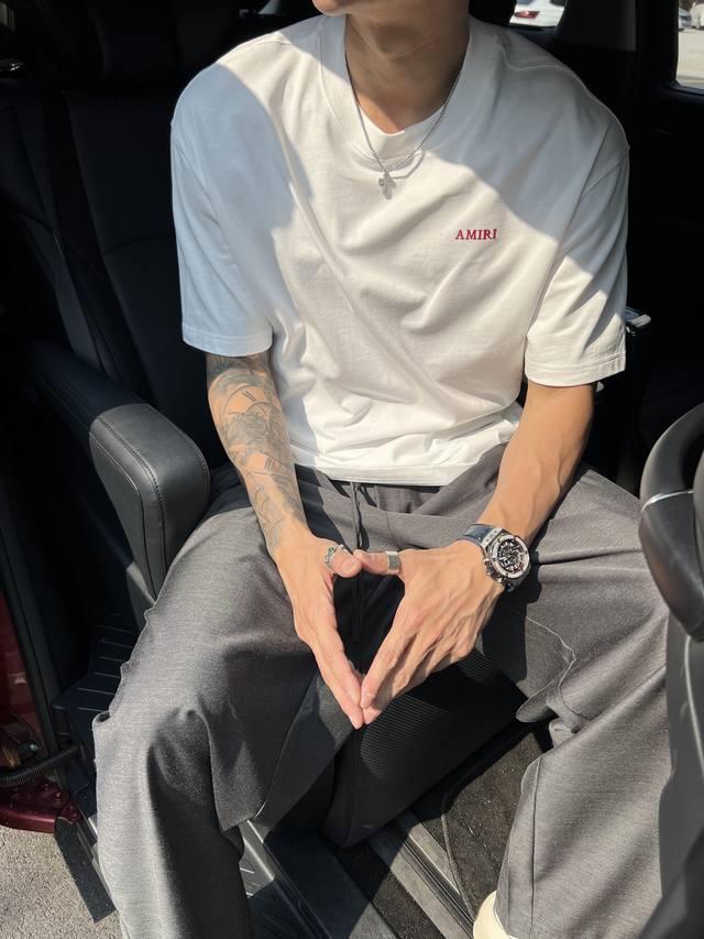 Amiri 25夏季这件T恤超酷！字母胶印Logo醒目吸睛，纯棉材质上身超舒服，宽松版型百搭到飞起~ 颜色：黑、白 码数：S-Xxl