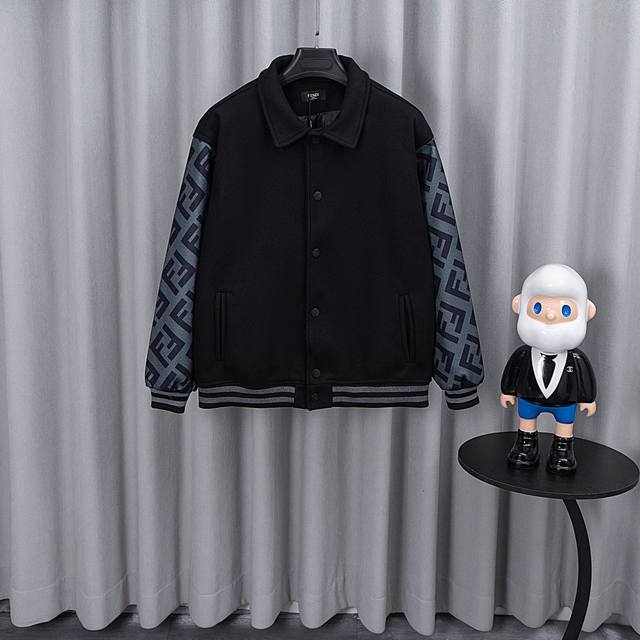 芬迪棒球服 25Ss走秀款厚度适中 高密度重工刺绣 堪称王炸单品 真的谁上身谁好看 ！ 罗纹采用全棉纱线定染定织而成，粗纱横机编织而成，不起球，棉质亲肤，立体感