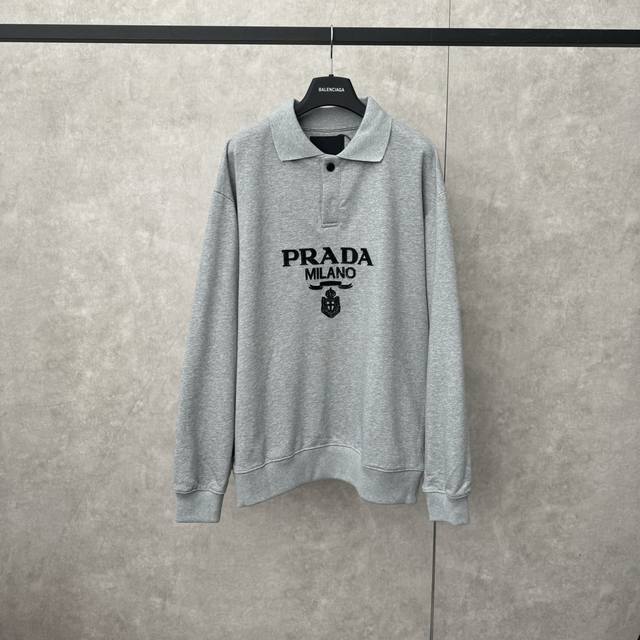 Prada 普拉达提绣Polo卫衣 Size S M L 面料：采用380克毛圈，长纱匹棉定织。 螺纹：采用2*2扁机螺纹，四股纯棉纱线定制。 工艺：刺绣采用提