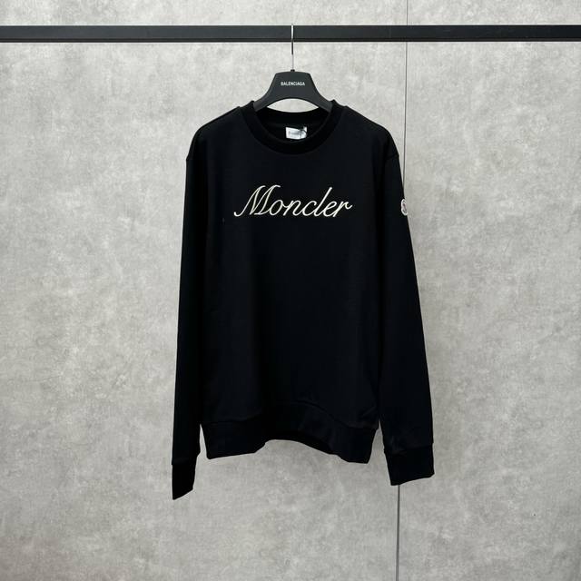 Moncler 蒙口刺绣袖标卫衣 Size S M L Xl 面料：采用380克刷毛卫衣毛圈，面料做刷毛工艺，使表面手感更加柔顺软滑。螺纹搭配1*1双纱螺纹。