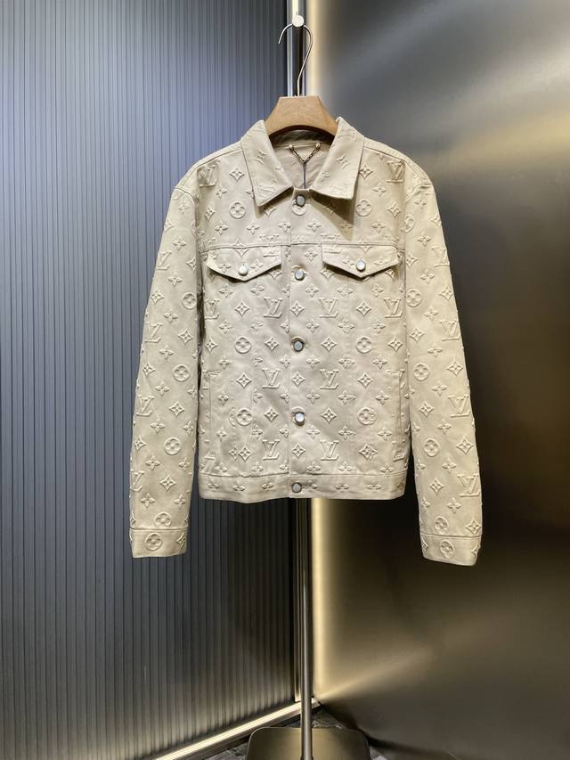 Louis Vuitton 满压花牛仔外套 工艺说明：采用定制丹宁面料，满身Monogram立体压纹，前后经典品牌Logo花纹，后腰棕色品牌压花皮牌，白色刻字钉