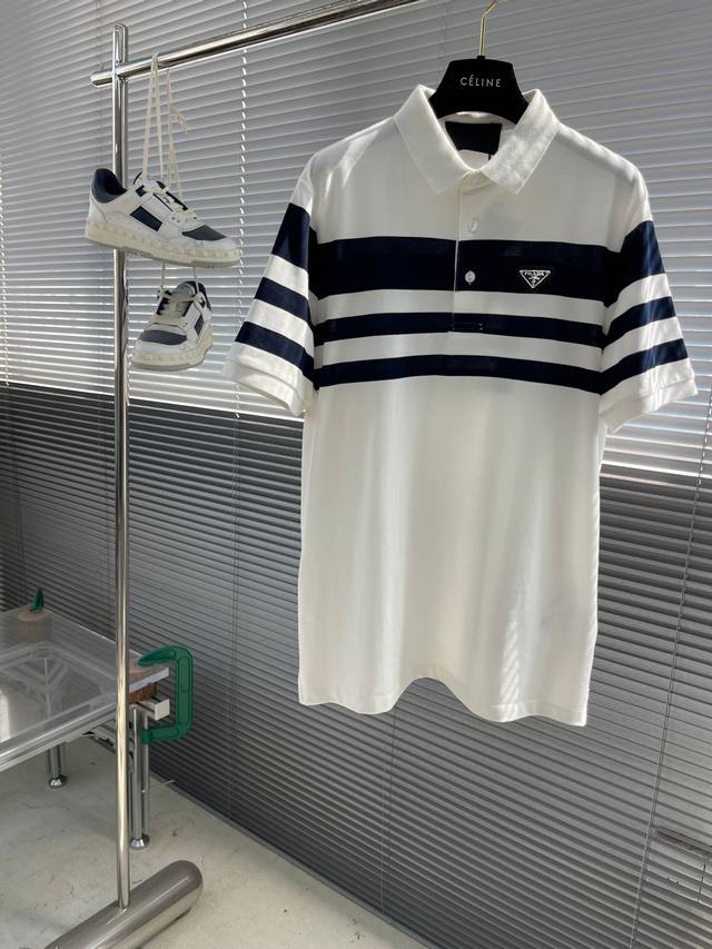 普拉达 25春夏休闲翻领Polo衫。 50支双精梳丝光棉小蜂窝朱地定制面料，官网同款，洗水定型后260G，P家经典白撞蓝织带拼接，肩膀流线型设计，低调奢华中上身