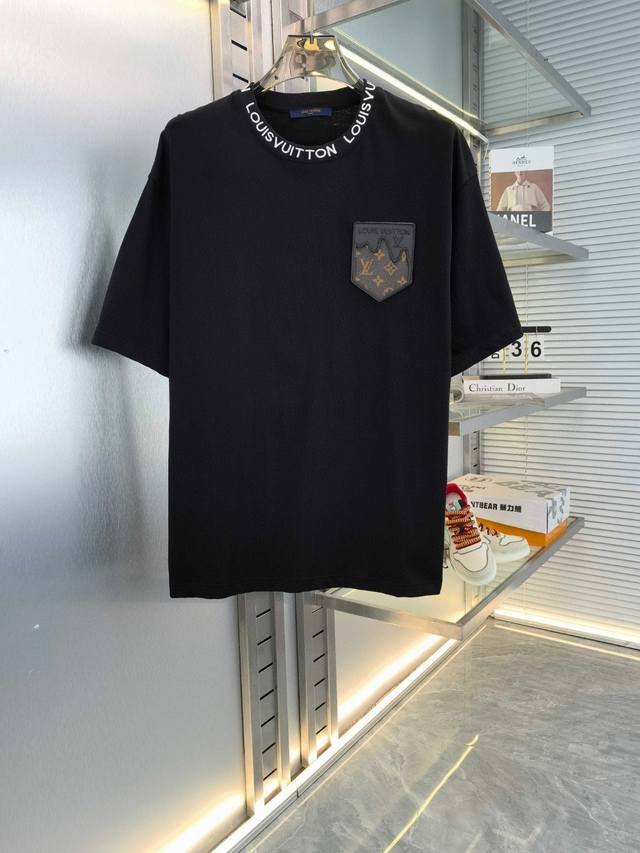 Lv 25Ss春夏首发短袖圆领T恤 高端订制 设计前卫时尚 胸口标志性皮牌Logo设计 高端定制精纺丝光棉面料 手感柔软 穿着舒适 上身超赞 宽松版型 码数：S