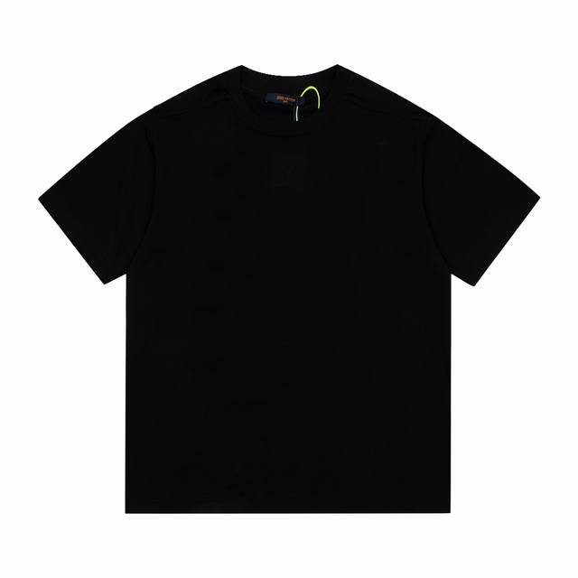 款号：F003黑 白 绿 限量洗水灰 四色可选 男女同款 1V 路易威登 早秋 本款 T 恤取材柔软针织100%纯棉，以轻盈硅质塑造正面 Lv 标识压纹，与Zp