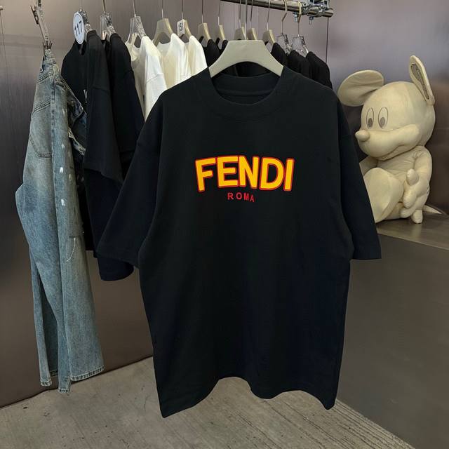 Fendi 面料: 320克面料 40支双纱 尺码: S - 斤 M - 斤 L - 斤 Xl -200斤 Xxl 200-220斤 春夏限定款，320克面料，