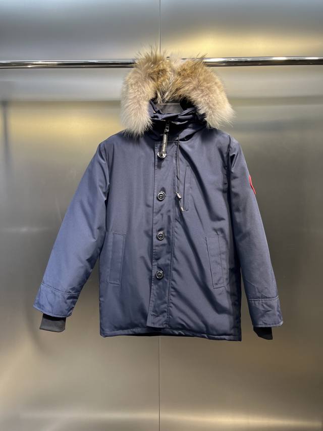 加拿大鹅06款Canada Goose 明星同款，男女款，领口部分有防寒绒布 紧贴头颈 舒适又保暖 ！面料采用高密度纳米级防水面料 防风耐磨 有一定厚度！无缝螺
