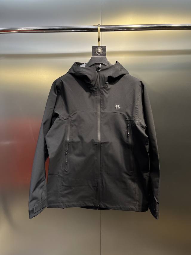 Kolon Sport 可隆1992 户外登山徒步运动防水冲锋衣 采用Gore- Tex面料，防水、透气、抗撕裂技术性与多变的风格相融合，巧妙且实用的功能彰显出