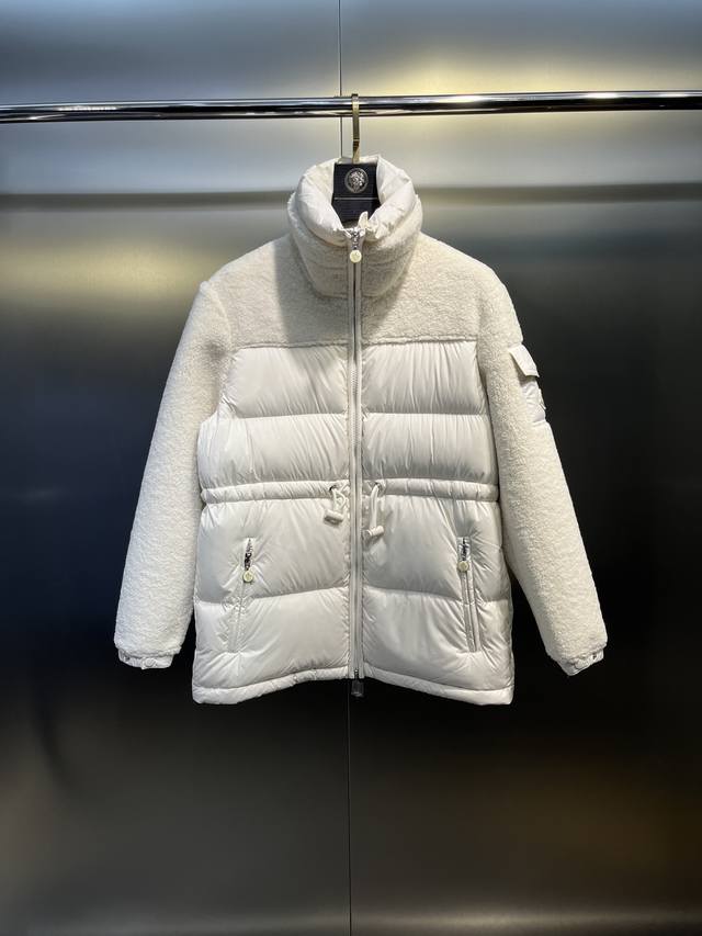 Moncler秋冬新款 奶呼呼的羊皮毛拼接羽绒服 原版定制进口面料软糯细腻质感超赞 高立领宽松版型自由调节抽绳收腰设计减龄少女风不挑人版型随性搭配超时髦 原版五