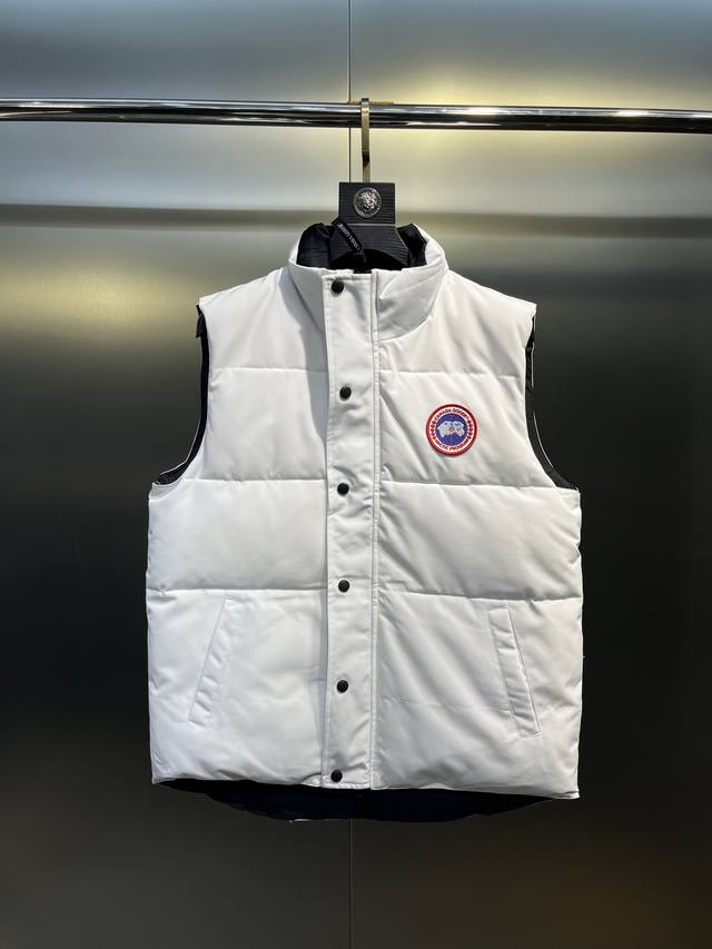 Canada Goose“” 纯白的不退换 Garson羽绒马甲 一直是被公认为最保暖的羽绒服，各种各路Ins红人、网红、明星也时长穿他街拍。每年都有做Cana