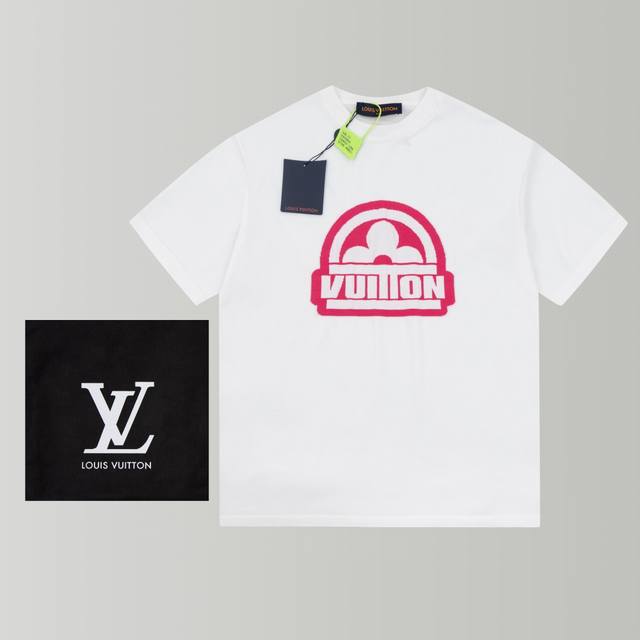 款号Z03码数Xs-S-M-L男女同款 L.V路易家24Ss粉色四叶草Logo提花针织圆领短袖T恤 越是简约的款式越考验工艺水平，Yb开发对色定染毛料、挂毛提花