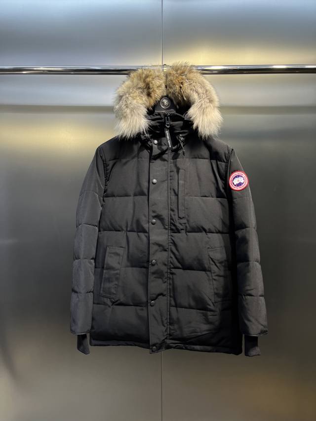 加拿大鹅 14款Canada Goose 天然西伯利亚郊狼毛领，那种细腻又坚挺的手感，是来自大自然风霜侵蚀才呈现出来的生命感！正品开版！全部细节到位！面料采用高
