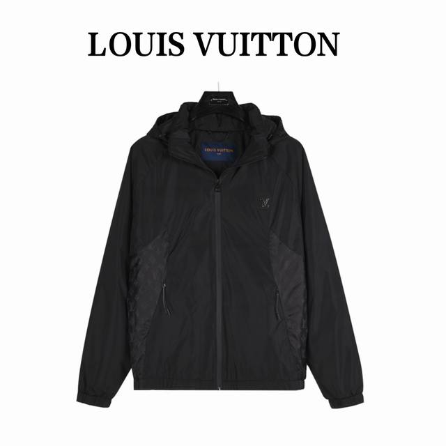 Louisvuitton 路易威登满印拼接连帽外套 贸易渠道稀出，海外精品限量销售。户外风衣产品的典范，全身暗纹的商标彰显品牌辨识度。这款夹克兼备温暖且轻盈的特