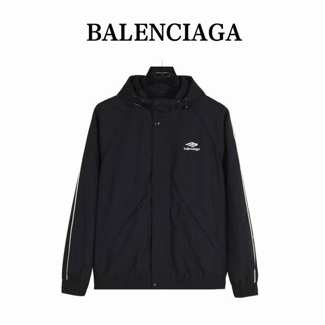 Balaciaga 巴黎世家3Mlogo连帽外套 贸易渠道稀出，海外精品限量销售。户外风衣产品的典范，全身暗纹的商标彰显品牌辨识度。这款夹克兼备温暖且轻盈的特质