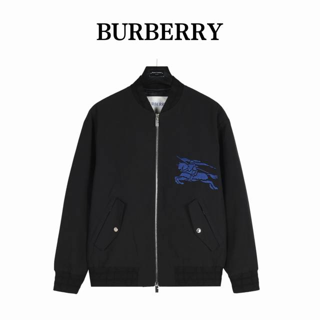 Burberry 巴宝莉 蓝色战马个性双拉链外套 贸易渠道稀出，海外精品限量销售。户外风衣产品的典范，全身暗纹的商标彰显品牌辨识度。这款夹克兼备温暖且轻盈的特质