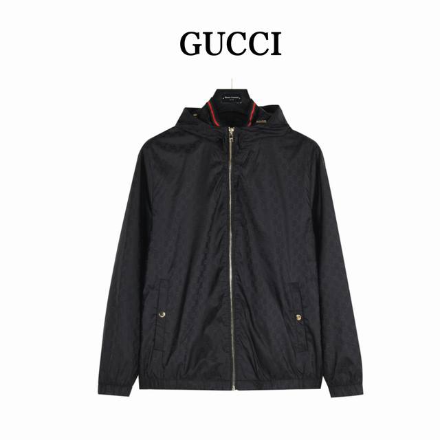 Gucci 古驰 双G满印连帽外套 贸易渠道稀出，海外精品限量销售。户外风衣产品的典范，全身暗纹的商标彰显品牌辨识度。这款夹克兼备温暖且轻盈的特质。 最新款专柜