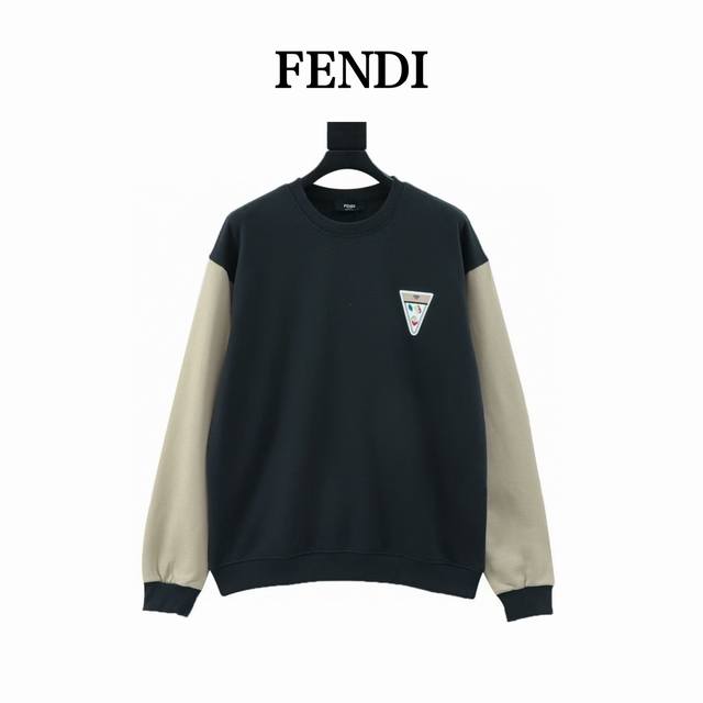 Fendi 芬迪 倒三角趣味印花拼接情侣款棉质卫衣 时尚精简又不失个性的情侣款百搭卫衣，趣味性的印花设计，彰显出时尚年轻新姿态。拼接的设计，提升整体视觉感。客供