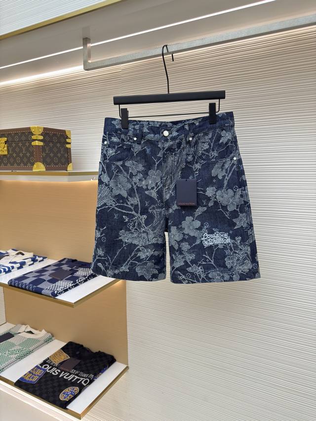 Louis Vuitton 花卉刺绣字母短裤 正品：14299购入开发 货号：1680179-B15 面料：牛仔面料 工艺：提花制作 版型：合身版型 克重：约5