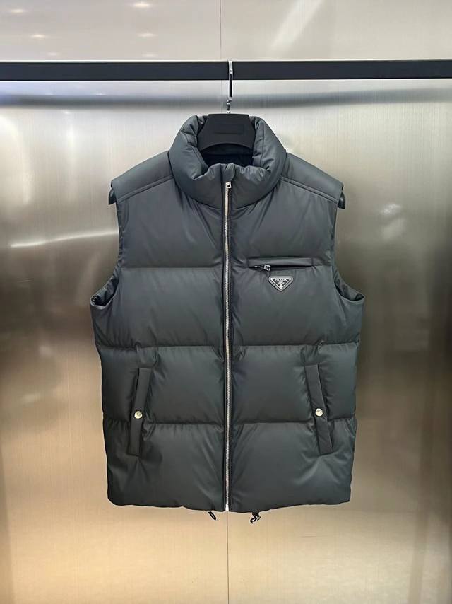Prada白鹅绒羽绒马甲重磅牛货 年度最为昂贵的一款羽绒 同质Gt的品控细节，超级震憾绝对是今年羽绒翘楚数一数二 内填充90白鹅绒，回弹性与保暖性兼圣品这款采用