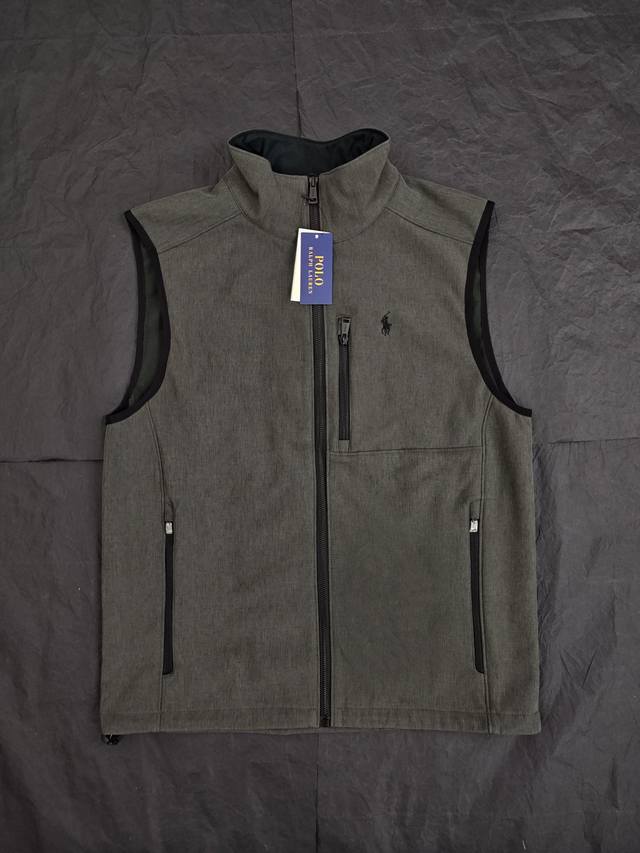 宝子们快看！Polo Ralph Lauren 深灰色机能马甲来啦 高级感深灰调太戳人，低调又有质感～胸前经典小马刺绣，品牌辨识度直接拉满 细节直接封神！定制“