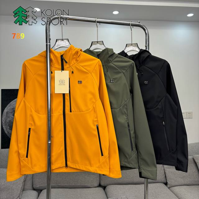 Kolon Sport可隆户外软壳夹克外套 防泼水休闲男士防风徒步外套！ 软壳夹克外套，具有优异的防风，防泼水功能，穿着舒适自如。 连帽设计，帽子有隐藏式调节扣