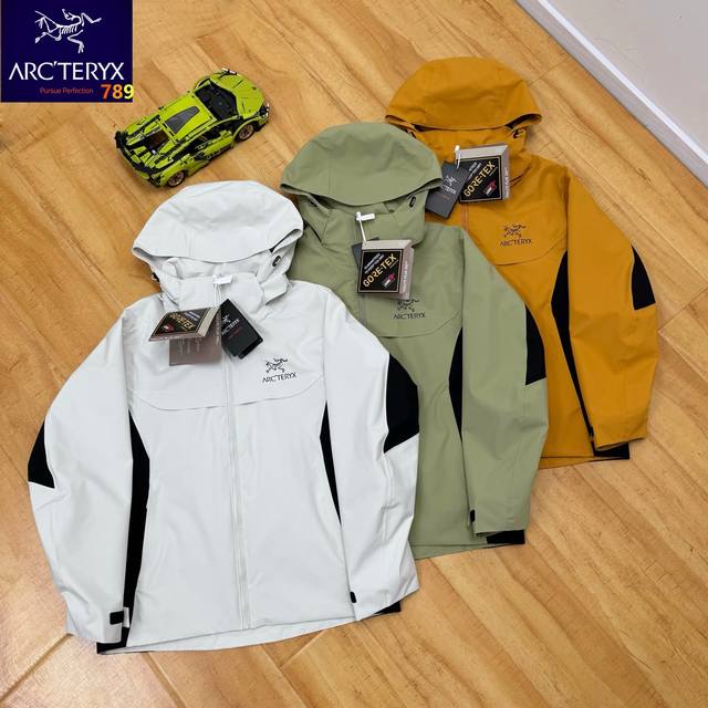 Arcteryx 始祖鸟春季情侣款冲锋衣防泼水连帽夹克外套 好的东西不是随便能做的出来的，连帽冲锋高领防风美观大气！ 专业户外三层复合面料，防风能力一流有效防止