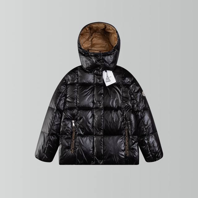 顶级面包服 Moncler 蒙口23Fw方格羽绒服 利落色彩与剪裁打造干练姿态 身着 秋冬Moncler主线系列，重返喧嚣都市。 秋冬主打系列之一，注定火爆全网