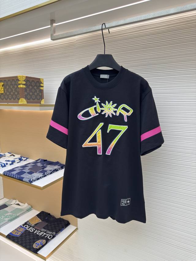 Dior 联名Hlton短袖T恤 正品：1 0购入开发 货号：1680172-X95 面料：纯棉面料 工艺：针织制作 版型：合身版型 克重：约440克 尺码：X
