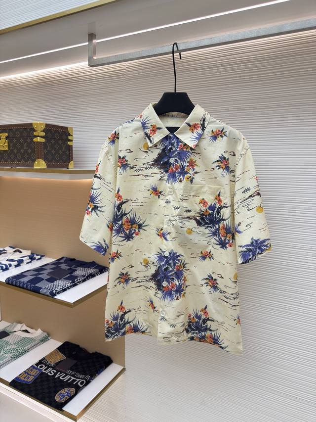 Prada 花卉树叶衬衫 正品：7676购入开发 货号：1680171-A65 面料：纯棉 工艺：印花 版型：合身版型 克重：约215克 尺码：S-M-L-Xl