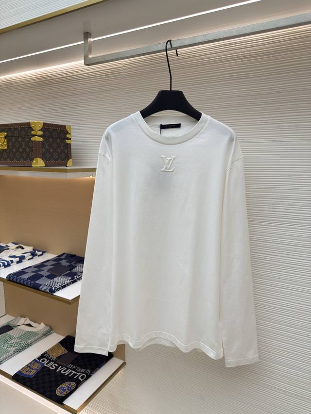Louis Vuitton 暗纹浮雕长袖 正品：6800购入开发 货号：1680162-A20 面料：纯棉面料 工艺：浮雕制作 版型：合身版型 克重：约285克