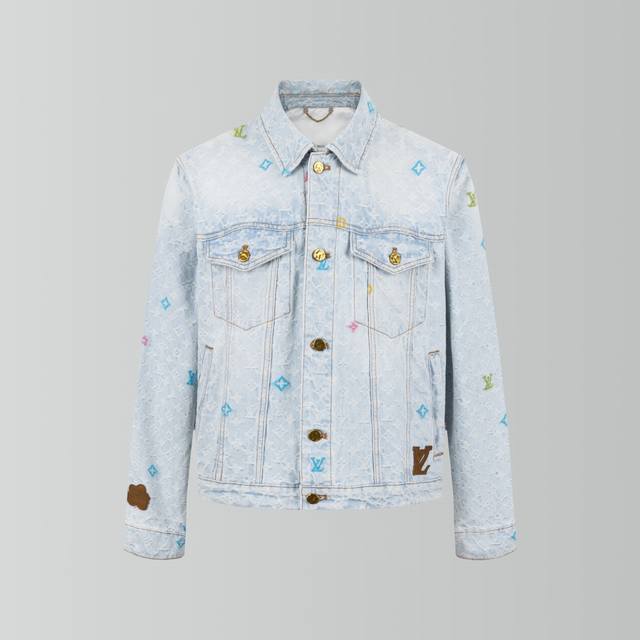 最高品质 Lv X Tyler 联名款绣花牛仔外套 定制原版斜纹全棉提花牛仔材质，水洗做旧复古浅灰蓝，整体饰以老花图案装饰。手袖皮革章仔呼应前幅口袋，襟扣夹克牛