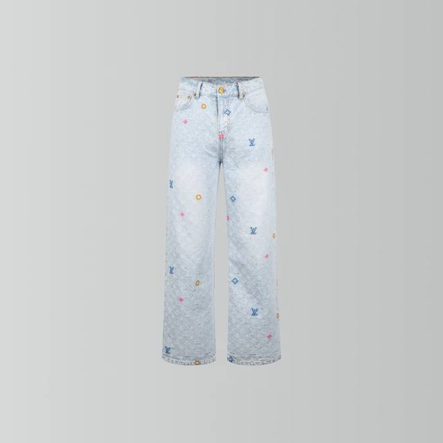 最高品质 Lv X Tyler 联名款绣花牛仔长裤 定制原版斜纹全棉提花牛仔材质，水洗做旧复古浅灰蓝，整体饰以老花图案装饰。手袖皮革章仔呼应前幅口袋，襟扣夹克牛