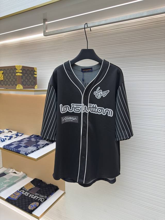 Louis Vuitton 纸飞机短袖衬衫 正品：8800购入开发 货号：1680166-A95 面料：涤纶面料 工艺：提花制作 版型：合身版型 克重：约430