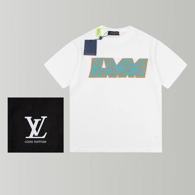 礼盒版款号Z01码数Xs-S-M-L 男女同款 现货发售 本款马球衫将斜纹字母饰于胸前，简单大气。细腻珠地棉针织带来透气之感。 面料薄厚适中 手感软糯 上身舒适