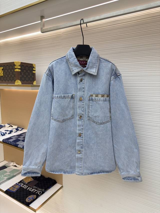 Gucci古驰口袋印花牛仔外套 正品：9581购入开发 货号：1680154-B80 面料：丹宁面料 工艺：洗水制作 版型：合身版型 克重：约875克 尺码：4