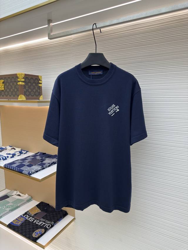 Louis Vuitton 刺绣字母别针短袖 正品：6050购入开发 货号：1680149-A50 面料：定染全精梳棉纱编织 工艺：编织 版型：合身版型 尺码：