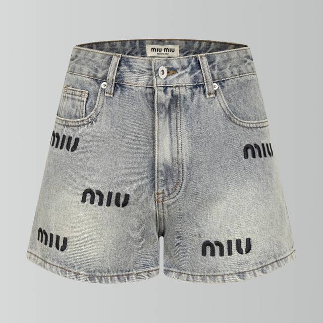 最高品质 Miumiu字母刺绣牛仔短裤，高腰复古工艺洗水，纯棉牛仔布，手感超级醇软舒适，时髦度和吸睛点刚刚好，，夏天的穿搭 显高显瘦巨好穿，时髦精的大爱，满满的
