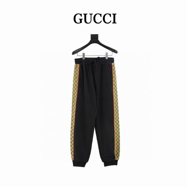 Gucci 古驰 老花拼接拉束腿长裤 面料26S双纱+10S底纱，克重 G。纯棉鱼鳞底面料是一种针织棉面料，其底面呈现出类似于鱼鳞的纹理。面料的优点是舒适度高、