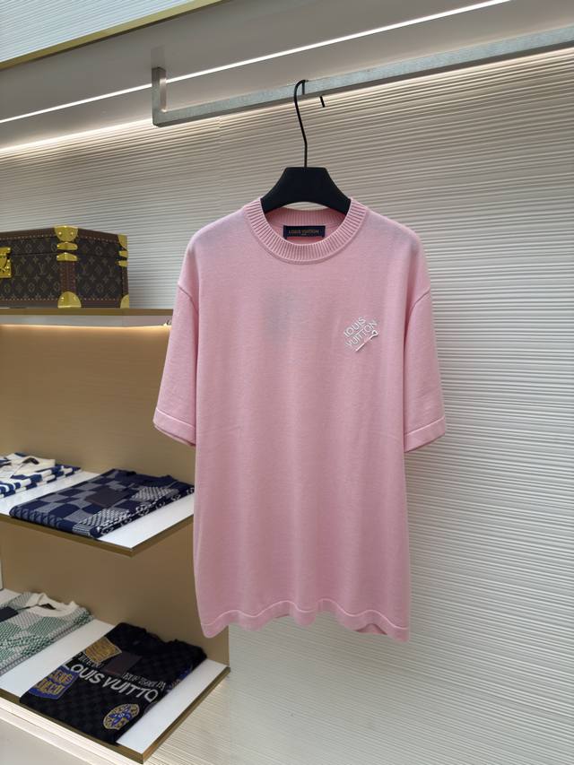 Louis Vuitton 刺绣字母别针短袖 正品：8766购入开发 货号：1680115-A50 面料：定染全精梳棉纱编织 工艺：编织 版型：合身版型 尺码：