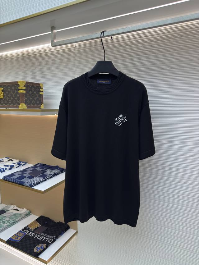 Louis Vuitton 刺绣字母别针短袖 正品：7089购入开发 货号：1680114-A50 面料：定染全精梳棉纱编织 工艺：编织 版型：合身版型 尺码：