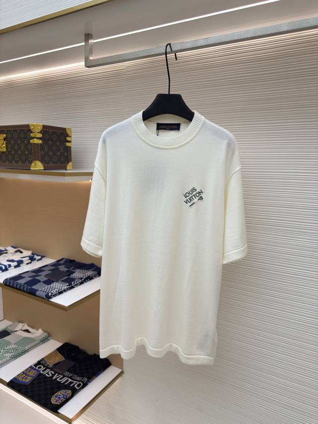 Louis Vuitton 刺绣字母别针短袖 正品：7299购入开发 货号：1680128-A50 面料：定染全精梳棉纱编织 工艺：编织 版型：合身版型 尺码：