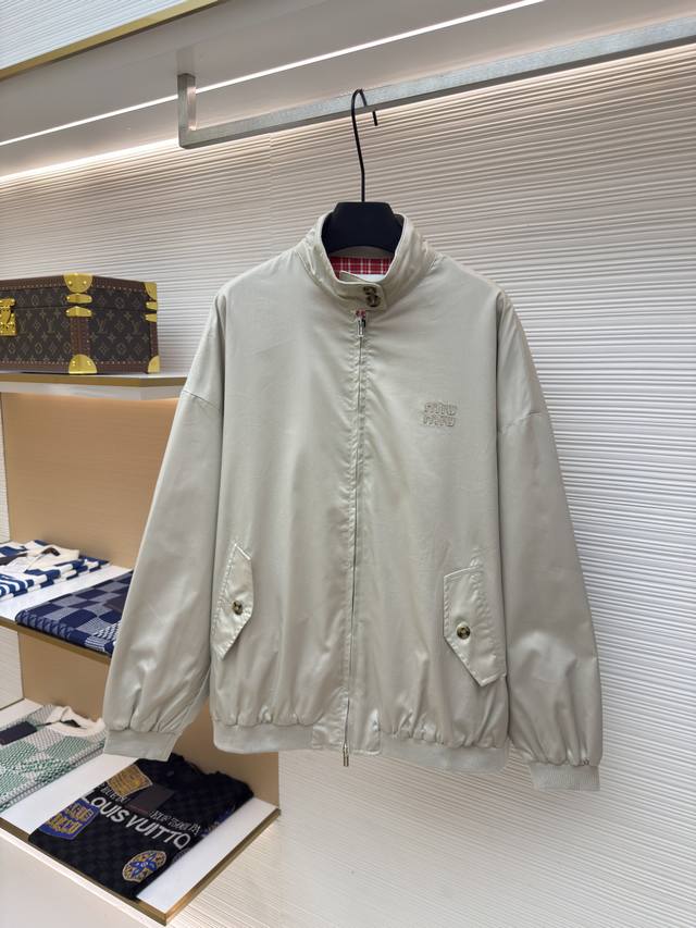 Miu Miu 秋冬新款立领宽松长袖外套 正品：27811购入开发 货号：1680148-B50 面料：棉布针织面料 工艺：定位裁床制作 版型：合身版型 克重：