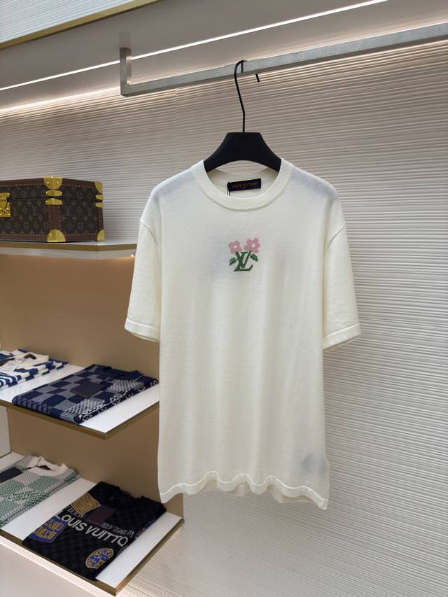 Louis Vuitton 花卉标识毛织短袖 正品：9 购入开发 货号：1680130-A55 面料：纯棉面料 工艺：毛织制作 版型：合身版型 克重：约258克