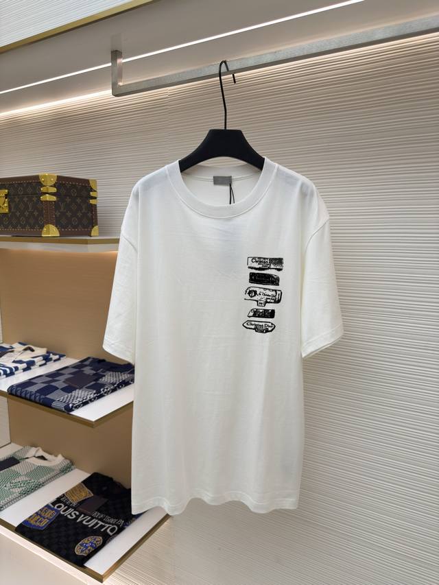 Dior 植绒标识T恤 正品：7 购入开发 货号：1680147-A05 面料：纯棉面料 工艺：植绒提花制作 版型：合身版型 克重：约255克 尺码：Xs-S-
