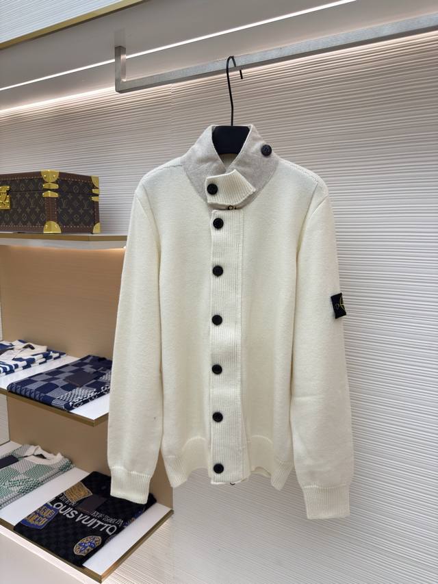 Stone Island 开衫毛衣 正品：4799购入开发 货号：1680145-B90 面料：羊毛面料 工艺：针织制作 版型：宽松版型 克重：约895克 尺码