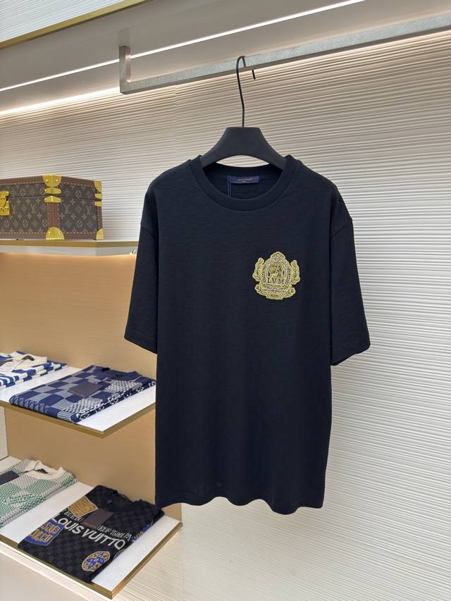 Louis Vuitton 金线小狗章仔T恤 正品：9750购入开发 货号：1680140-A35 面料：纯棉面料 工艺：贴布刺绣制作 版型：合身版型 克重：约