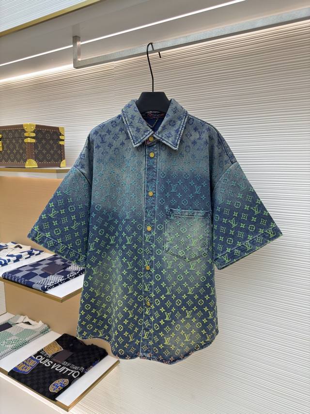 Louis Vuitton 渐变色提花牛仔短袖衬衫 正品：16900购入开发 货号：1680136-B70 面料：牛仔面料 工艺：提花渐变制作 版型：合身版型