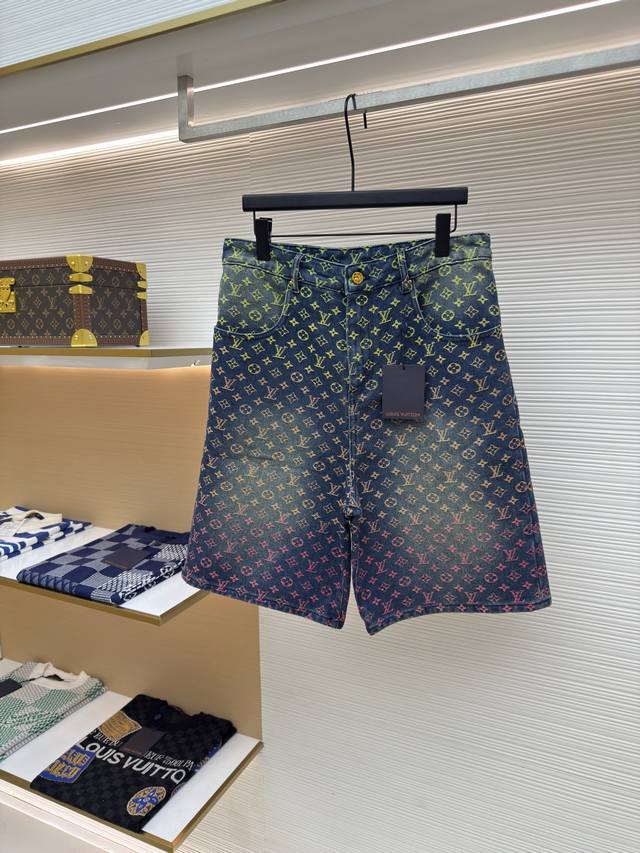 Louis Vuitton 渐变色提花牛仔短裤 正品：16900购入开发 货号：1680135-B30 面料：牛仔面料 工艺：提花渐变制作 版型：合身版型 克重