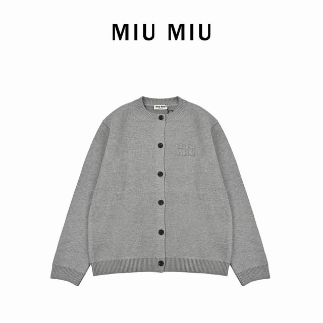 Miumiu 23Fw 刺绣徽标毛衣开衫 原22,200购入，采用60%羊毛材质高支高密订染纱线 ，40%的锦纶增加面料的弹性和立挺感。因原版密度组织要求较高，