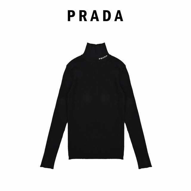 Prada普拉达 22Fw 高领打底针织衫 原10,250购入，面料定织220G26S双股精纺毛料，做丝光处理手感柔软细腻，可以直接接触皮肤。使用德国进口Sto