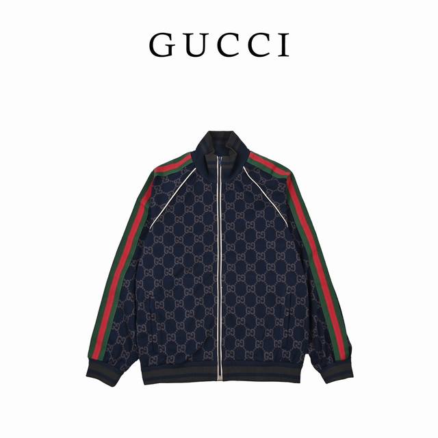 Gucci古驰24Ss新款针织棉休闲套装 早春男装系列推出现代感十足的廓形。宽松长裤与修身夹克相得益彰;休闲工装裤配外套尽显运动气息。这款奢华运动风慢跑长裤采用
